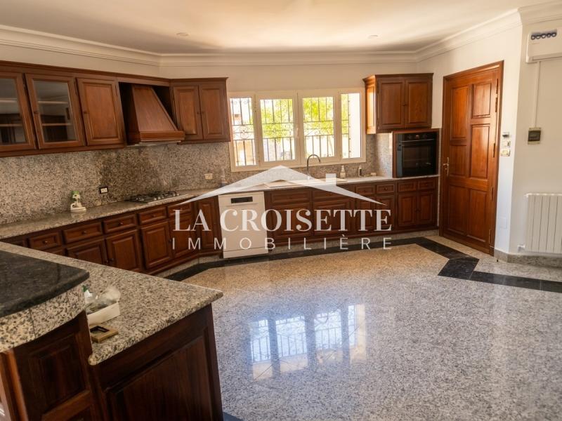 Villa S+5 avec piscine à Gammarth